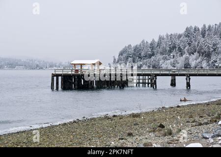 Jetée enneigée à Davis Bay, sur la Sunshine Coast de la Colombie-Britannique, Canada. Banque D'Images