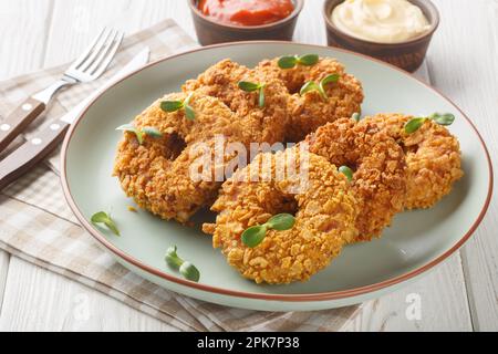 Beignets de poulet panés frits et croustillants sur une assiette sur la table. Horizontale Banque D'Images