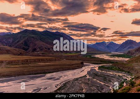 La rivière Spiti serpente à travers la vallée de Spiti, dans l'Himachal Pradesh, en amont de Kaza, qui est le quartier général sous-divisionnaire de la région éloignée. Banque D'Images