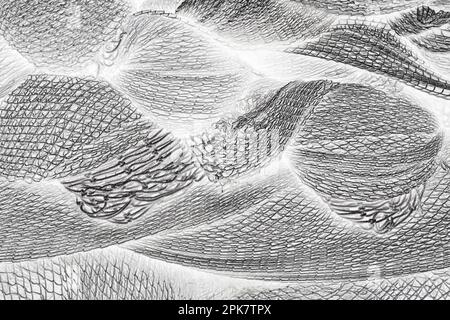 Une pile de filets de pêche commerciaux, une image monochrome, un motif de texture et de forme. Banque D'Images