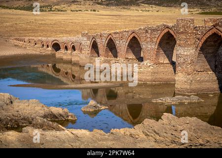 Pont de la Mesta de construction médiévale sur le fleuve Guadiana dans le réservoir de Cíjara dans la province de Badajoz, Espagne Banque D'Images