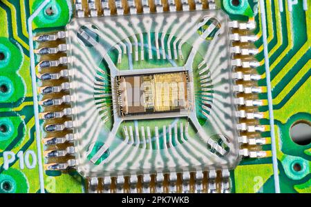 Gros plan de la matrice de circuits électroniques intégrés avec barrette de photodiodes et fils dorés sur ci vert. Micro-puce à l'intérieur du capteur d'image de la souris de l'ordinateur optique. Banque D'Images