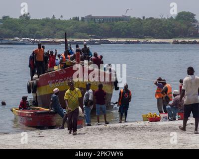 Dar es Salaam, Tanzanie - février 2021 : une foule de pêcheurs africains au marché aux poissons de Kivukoni décharge le poisson du bateau après une ca réussie Banque D'Images