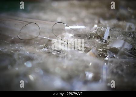 Tas de plaques et de tubes en verre transparent. Banque D'Images