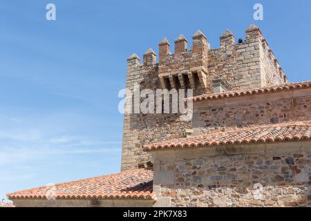 Cáceres Spain - 09 12 2021: Vue détaillée de la tour médiévale de Bujaco, l'emblématique Torre Bujaco, un bâtiment du patrimoine sur la Plaza Mayor dans la ville de Cáceres en aval Banque D'Images