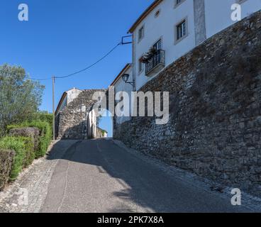 Ourém Santarém Portugal - 08 09 2022 : porte médiévale de Santarém vue sur l'extérieur à la forteresse au château et au palais des Condes de Ourém Banque D'Images