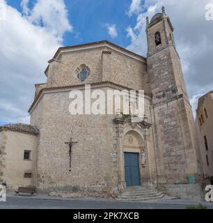 Cuenca / Espagne - 05 13 2021: Vue extérieure de l'église de San Pedro, située dans la partie la plus haute de la ville de Cuenca, construite au sommet d'une ancienne mosquée arabe Banque D'Images