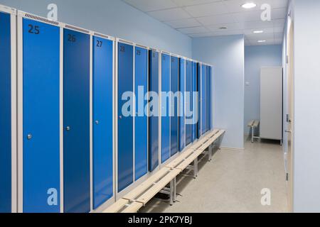 Installations sportives et d'exercice à l'intérieur dans une salle de gym, vestiaires, casiers avec portes bleues. Banque D'Images