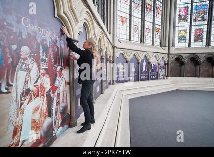 Susan Jenkins, conservatrice de l'abbaye, effectue les derniers chèques d'une exposition de couronnement dans la maison médiévale de Chapter House de l'abbaye de Westminster. L'exposition s'ouvre sur 8 avril 2023 et utilise des illustrations historiques et des photographies d'archives pour révéler des éléments du service de couronnement. Date de la photo: Jeudi 6 avril 2023. Banque D'Images