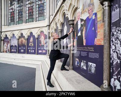 Susan Jenkins, conservatrice de l'abbaye, effectue les derniers chèques d'une exposition de couronnement dans la maison médiévale de Chapter House de l'abbaye de Westminster. L'exposition s'ouvre sur 8 avril 2023 et utilise des illustrations historiques et des photographies d'archives pour révéler des éléments du service de couronnement. Date de la photo: Jeudi 6 avril 2023. Banque D'Images