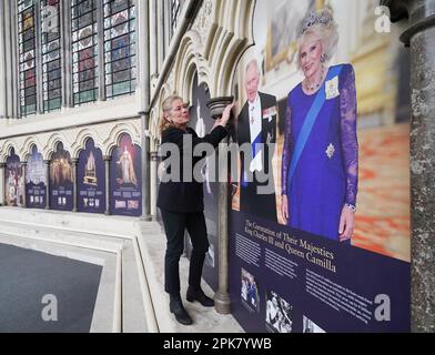 Susan Jenkins, conservatrice de l'abbaye, effectue les derniers chèques d'une exposition de couronnement dans la maison médiévale de Chapter House de l'abbaye de Westminster. L'exposition s'ouvre sur 8 avril 2023 et utilise des illustrations historiques et des photographies d'archives pour révéler des éléments du service de couronnement. Date de la photo: Jeudi 6 avril 2023. Banque D'Images