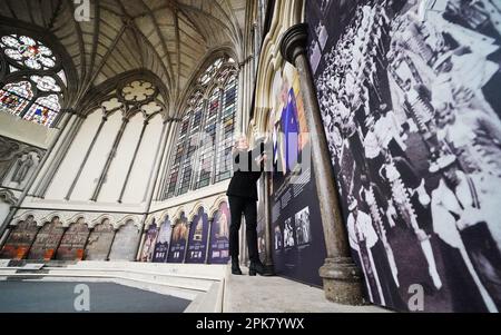 Susan Jenkins, conservatrice de l'abbaye, effectue les derniers chèques d'une exposition de couronnement dans la maison médiévale de Chapter House de l'abbaye de Westminster. L'exposition s'ouvre sur 8 avril 2023 et utilise des illustrations historiques et des photographies d'archives pour révéler des éléments du service de couronnement. Date de la photo: Jeudi 6 avril 2023. Banque D'Images