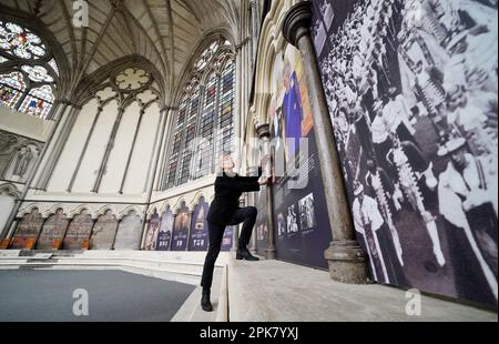 Susan Jenkins, conservatrice de l'abbaye, effectue les derniers chèques d'une exposition de couronnement dans la maison médiévale de Chapter House de l'abbaye de Westminster. L'exposition s'ouvre sur 8 avril 2023 et utilise des illustrations historiques et des photographies d'archives pour révéler des éléments du service de couronnement. Date de la photo: Jeudi 6 avril 2023. Banque D'Images