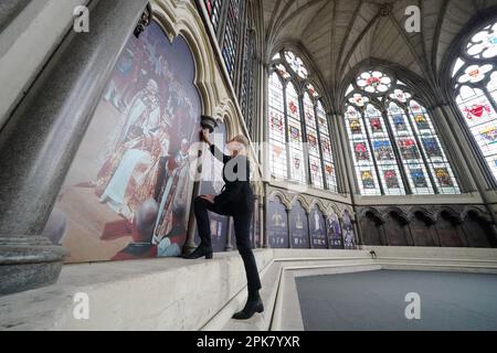 Susan Jenkins, conservatrice de l'abbaye, effectue les derniers chèques d'une exposition de couronnement dans la maison médiévale de Chapter House de l'abbaye de Westminster. L'exposition s'ouvre sur 8 avril 2023 et utilise des illustrations historiques et des photographies d'archives pour révéler des éléments du service de couronnement. Date de la photo: Jeudi 6 avril 2023. Banque D'Images