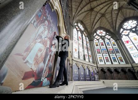 Susan Jenkins, conservatrice de l'abbaye, effectue les derniers chèques d'une exposition de couronnement dans la maison médiévale de Chapter House de l'abbaye de Westminster. L'exposition s'ouvre sur 8 avril 2023 et utilise des illustrations historiques et des photographies d'archives pour révéler des éléments du service de couronnement. Date de la photo: Jeudi 6 avril 2023. Banque D'Images