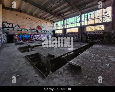 Abandon de l'intérieur de l'atelier de réparation de camions en Allemagne. Banque D'Images