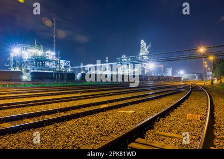 Vue sur les voies ferrées et les trains de marchandises dans le port d'Anvers, Belgique Banque D'Images
