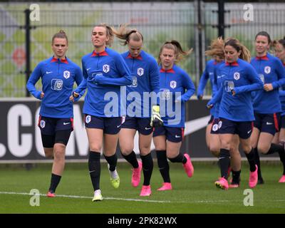 ZEIST - femmes néerlandaises s'échauffe avec Jill Roord des femmes néerlandaises en tête lors d'une session d'entraînement de l'équipe nationale féminine de football néerlandaise sur 6 avril 2023 à Zeist, pays-Bas. Les Lionnes d'Orange se préparent à des rencontres internationales amicales contre l'Allemagne et la Pologne. ANP GERRIT VAN COLOGNE Banque D'Images