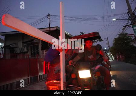 San Fernando City, Pampanga, Philippines. 6th avril 2023. Tricycle avec croix pour les préparations du Vendredi Saint à Cutud, Pampanga. (Credit image: © Sherbien Dacalanio/Alamy Live News) Banque D'Images