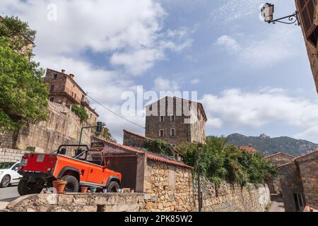 Olmeto, France - 25 août,2018: Vue sur la rue de la ville d'Olmeto par un beau jour d'été, département de la Corse-du-Sud sur l'île de Corse Banque D'Images