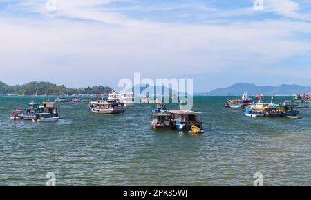 Les bateaux de pêche sont amarrés dans la baie de Kota Kinabalu par une journée ensoleillée. Malaisie Banque D'Images