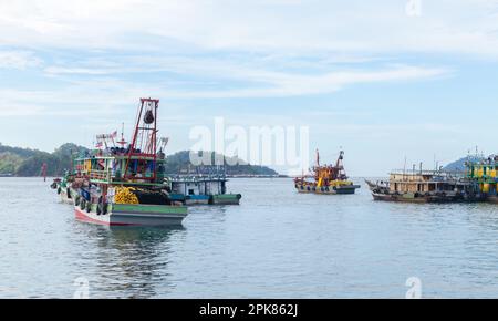 Flotte de bateaux de pêche malaisiens amarrés dans la baie de Kota Kinabalu par une journée ensoleillée Banque D'Images