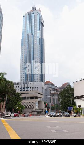 Kuala Lumpur, Malaisie - 25 novembre 2019: Kuala Lumpur centre ville vue sur la rue, les gens ordinaires et les voitures sont sur la rue, Am EzBank Malaisie tour est Banque D'Images