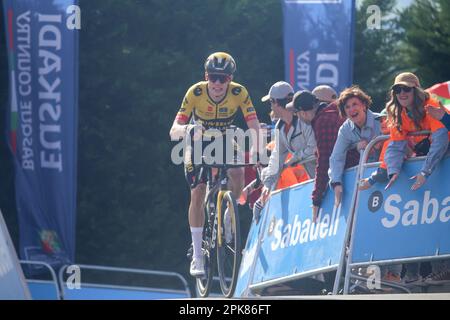 Amasa-Villabona, Espagne. 05th avril 2023. Le cavalier Jumbo-Visma, Jonas Vingegaard arrive en solo pour gagner lors de la 3rd scène du pays basque Itzulia 2023 entre Errenteria et Amasa-Villabona sur 05 avril 2023, à Amasa-Villabona, Espagne. (Photo d'Alberto Brevers/Pacific Press) crédit: Pacific Press Media production Corp./Alamy Live News Banque D'Images