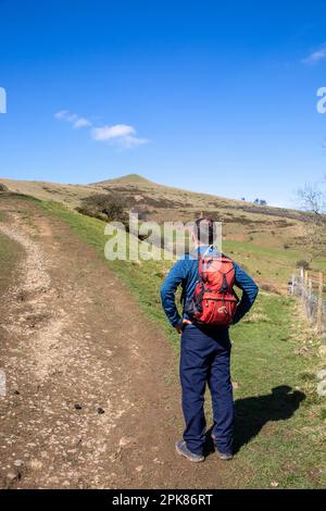 L'homme sur le point de commencer la marche jusqu'au sommet de la colline de la perte, le début de la grande promenade de crête entre MAM Tor et la colline de la perte dans le district de Peak Banque D'Images