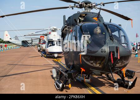 Hélicoptère H-145M de la Force aérienne allemande à la tête d'une ligne d'hélicoptères exposés au Royal International Air Tattoo Airshow 2022 Banque D'Images