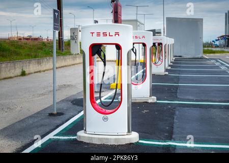 Station de recharge Tesla pour voitures électriques dans le parking du centre commercial Fashion City à la ville de Larisa, Grèce Banque D'Images