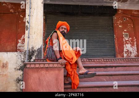 Prêtre hindou en robe orange traditionnelle, Amer Inde Banque D'Images