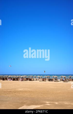 Large plage vide avec le ciel bleu sans nuages, Egypte. Banque D'Images