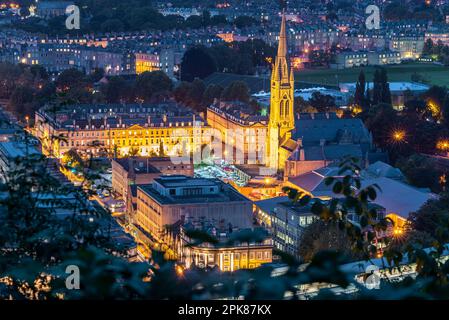 Vue aérienne des célèbres églises de Bath City illuminée dans la soirée, Royaume-Uni Banque D'Images