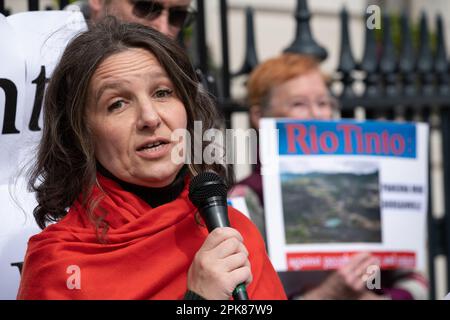 Zoe Lujic, de Earth Thrive (Serbie), lors d'un rassemblement au siège de Londres de Rio Tinto, exprimant des inquiétudes au sujet des impacts miniers sur la Serbie. Banque D'Images