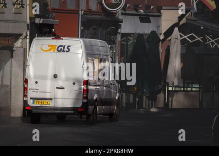 Photo d'un panneau avec le logo de GLS pris sur un camion de livraison dans le centre-ville de Heerlen. GLS, ou General Logistics Systems est un courrier hollandais, colis, a Banque D'Images