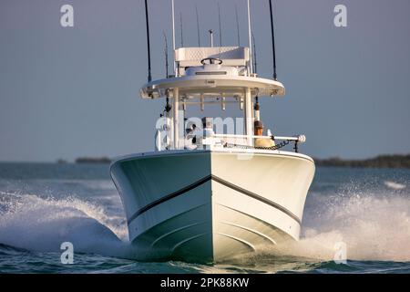 Le bateau de pêche de la console centrale s'approche de la tête Banque D'Images