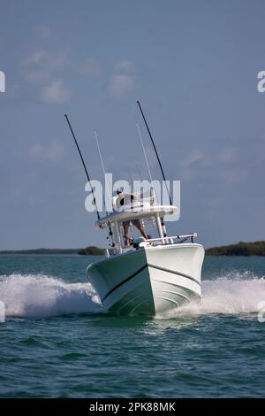 Photo verticale d'un bateau de pêche de la console centrale en approche. Banque D'Images