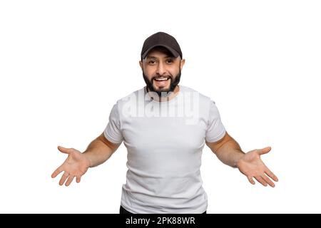 Portrait d'un jeune homme barbu du Moyen-Orient avec un t-shirt blanc et une casquette regardant l'appareil photo. Banque D'Images