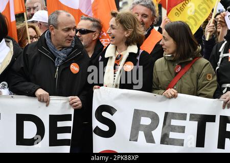 Julien Mattia / le Pictorium - 11th jour de mobilisation contre la réforme des retraites à Paris, 23rd mars 2023 11th - 4/2/2017 - France / Paris / Paris - Laurent Berger le dirigeant de la CFDT et Sophie Binet la nouvelle secrétaire générale de la CGT à la tête de la procession pendant la journée de mobilisation contre la réforme des retraites à Paris, 6 avril 2023 Banque D'Images