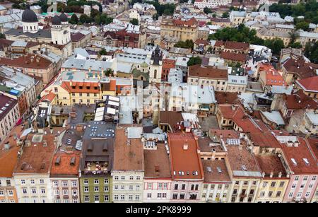 Vue sur la vieille ville depuis le haut. Toits et rues rétro aux couleurs vives. Belle photo de la ville de Lviv pour un livret de voyage et une carte postale Banque D'Images