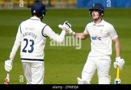 Finlay Bean du Yorkshire (à droite) célèbre son demi-siècle avec le coéquipier James Wharton (à gauche), lors du premier jour du match LV= Insurance County Championship Division Two au stade Headingley, dans le Yorkshire. Date de la photo: Jeudi 6 avril 2023. Banque D'Images