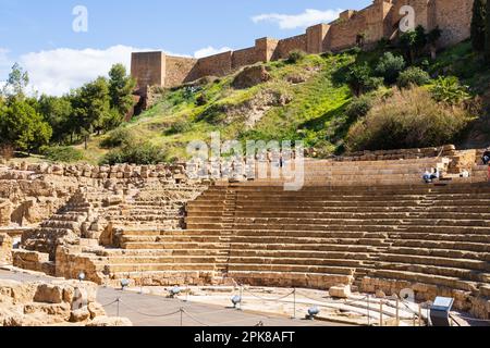 L'Alcazaba de Malaga. Fortification murée musulmane sur les pentes de la colline de Gibralfaro. Ci-dessous se trouve l'amphithéâtre romain, Teatro Romano, Malaga, Costa del Banque D'Images