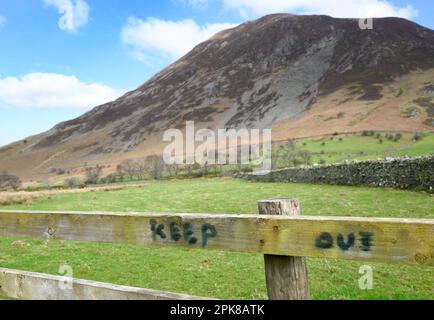 Lake District, Cumbria, Royaume-Uni. TENIR HORS écrit sur une porte avec une vue de Whiteside Fell (719m / 2359ft) à l'extrémité nord Crummock Water Banque D'Images