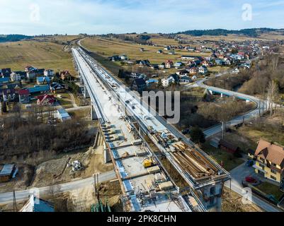 Nouveau fragment d'autoroute en construction sur la route de Zakopianka en Pologne de Cracovie à Zakopane au-dessus du village de Klikuszowa, lieu principal des embouteillages à proximité Banque D'Images