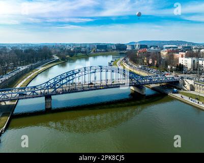 Cracovie, Pologne. Blue Pilsudski Pont de l'arc lié, observation et ballon touristique sur la Vistule et vue de loin d'une grande roue Banque D'Images