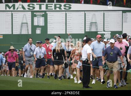 Augusta, États-Unis. 06th avril 2023. Les membres et les invités arrivent jeudi à 6 avril 2023 pour la cérémonie d'ouverture honorifique du tournoi de Masters au club de golf national d'Augusta, Géorgie. Photo de John Angelillo/UPI crédit: UPI/Alay Live News Banque D'Images