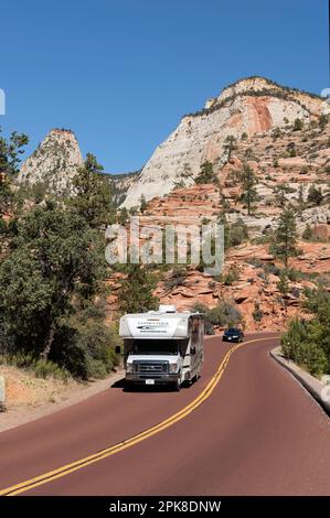 Location de camping-car sur la route pittoresque sinueuse Zion-Mount-Carmel-Highway, en passant devant les imposantes falaises de grès du parc national de Zion Banque D'Images