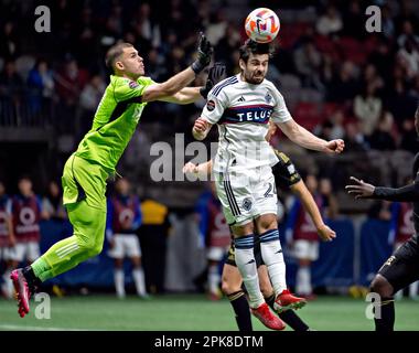 Vancouver, Canada. 5th avril 2023. John McCarthy (L), gardien de but du FC Los Angeles, est en présence de Brian White, du FC Vancouver, lors du quart-finale de la Ligue des champions de la CONCACAF, à Vancouver, au Canada, en 5 avril 2023. Crédit : Andrew Soong/Xinhua/Alay Live News Banque D'Images