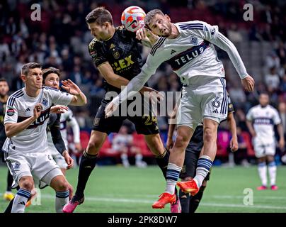 Vancouver, Canada. 5th avril 2023. Ryan Hollingshead (haut L) du FC Los Angeles vit avec Vancouver Whitecaps le Tristan Blackmon du FC lors du quart-finale de la Ligue des champions de la CONCACAF à Vancouver, Canada, 5 avril 2023. Crédit : Andrew Soong/Xinhua/Alay Live News Banque D'Images